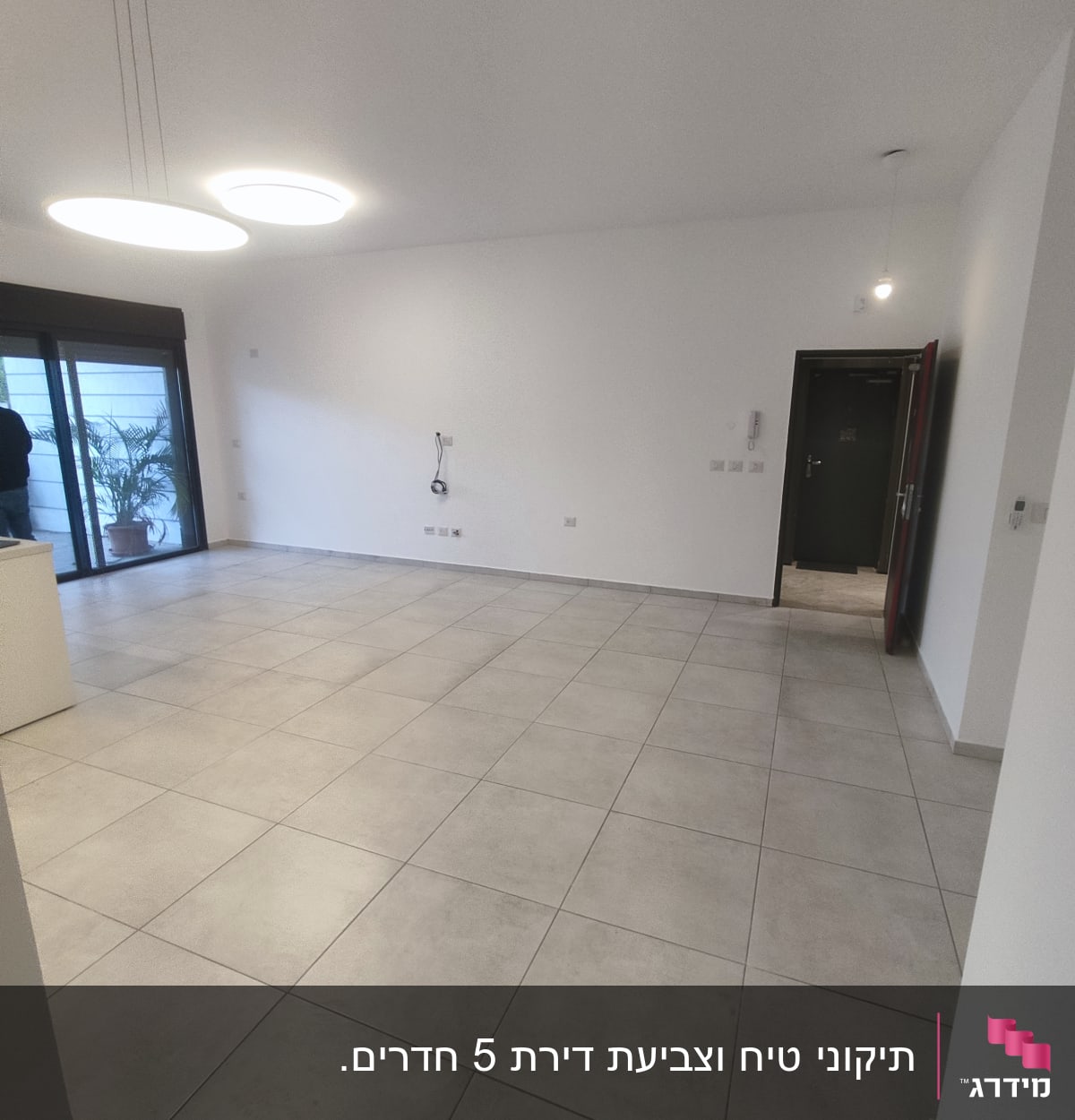 קיר לבן עם חוטים חשופים לצביעה